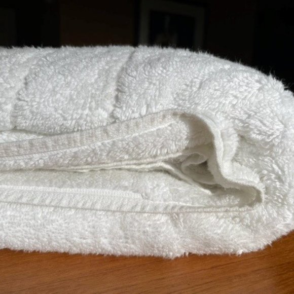 PLUSH WHITE BROOKLINEN BATH TOWEL 38 ½ in. x 62 in. Like New  + TOTE BAG - Picture 4 of 9